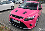 Różowy Focus RS: humorystyczny akcent, czy stylistyczna porażka?