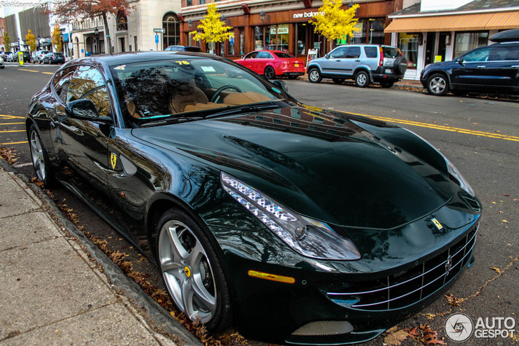 Donkergroen staat de Ferrari FF als gegoten