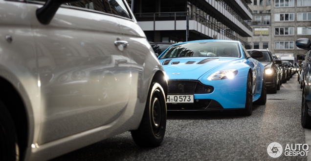 Babyblauwe Aston Martin V12 Vantage S blijft heerlijk