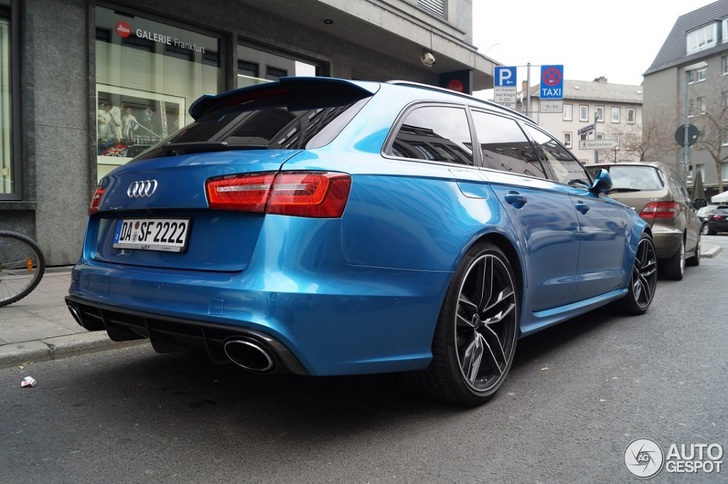 Wat vind jij van een blauwe Audi RS6 Avant?