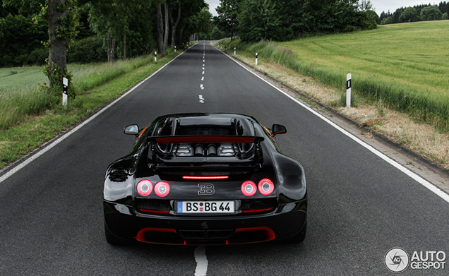 Bugatti Veyron schittert in Duits landschap