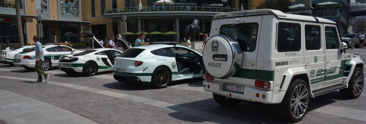 La policía de Dubai le encanta mostrar su flota de vehículos