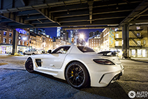 Mercedes-Benz SLS AMG Black Series in nachtelijk New York City