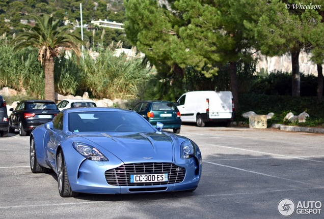 Babyblauwe Aston Martin One-77 verveelt nooit