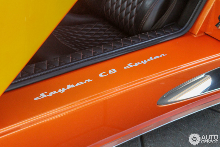 Knaloranje Spyker C8 Spyder in Rotterdam verblijdt enorm