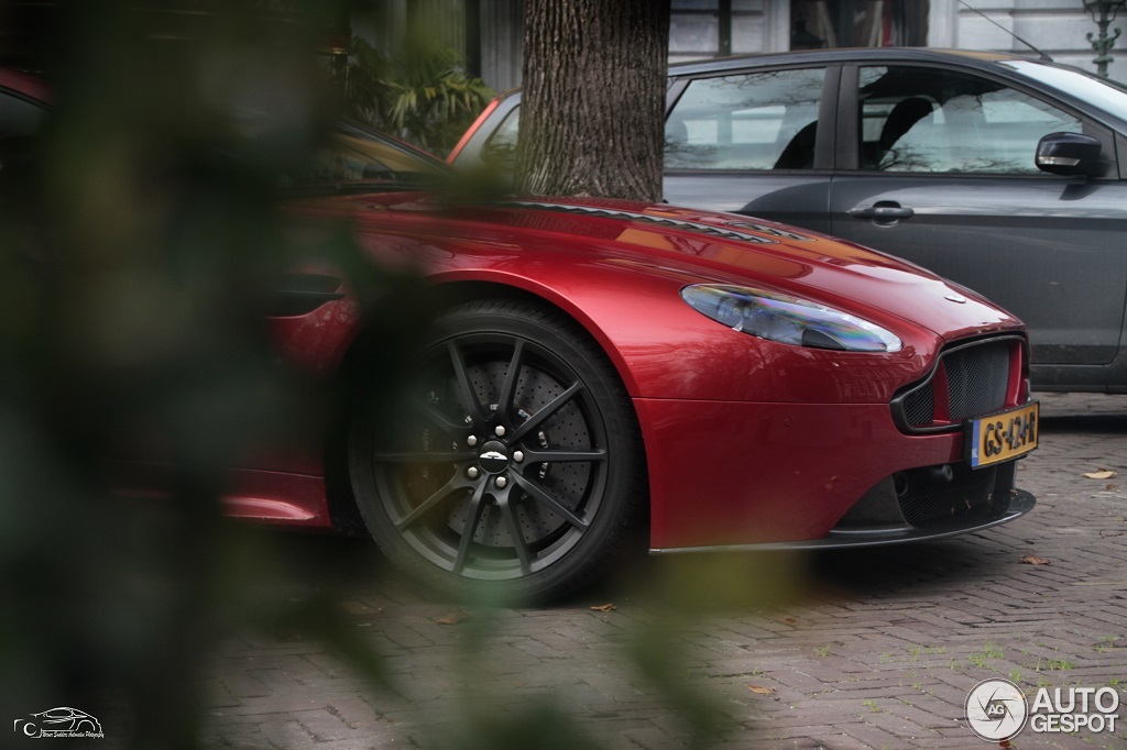 Spot van de dag: rode Aston Martin V12 Vantage S