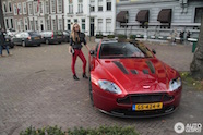 Spot van de dag: rode Aston Martin V12 Vantage S