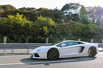 Touring Lamborghini in Tokyo brengt mooie club samen