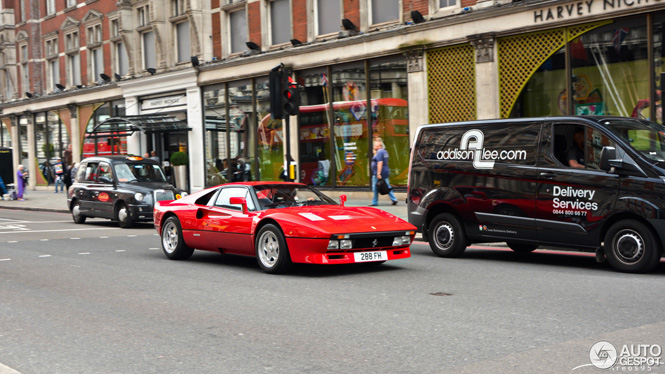 Ferrari 288 GTO rijdt casual door Londen