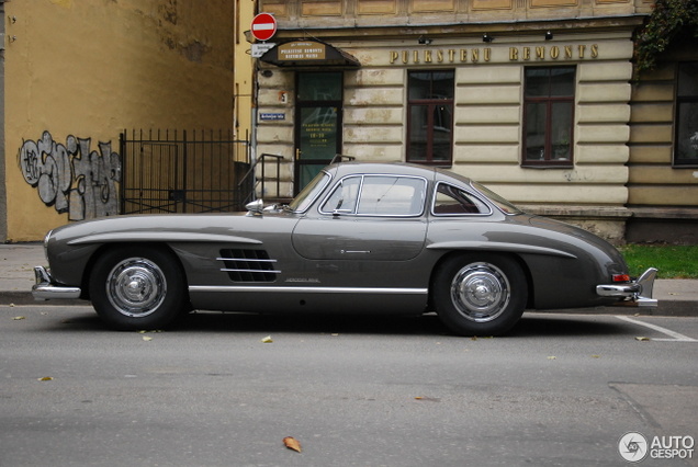 Mercedes-Benz 300SL Gullwing staat argeloos op straat