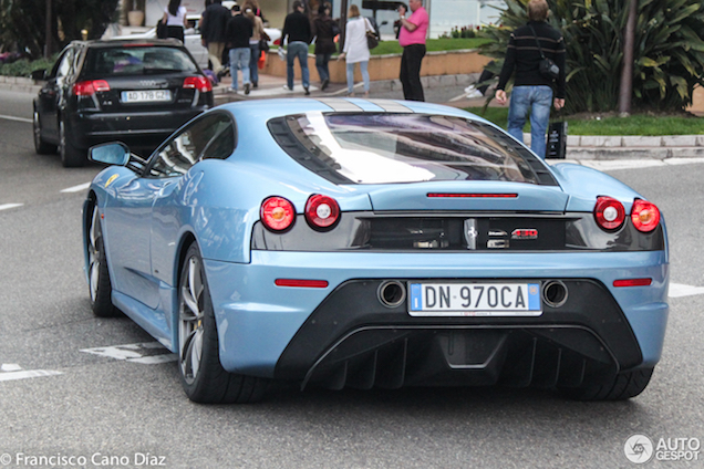 Ferrari 430 Scuderia springt eruit in Monaco