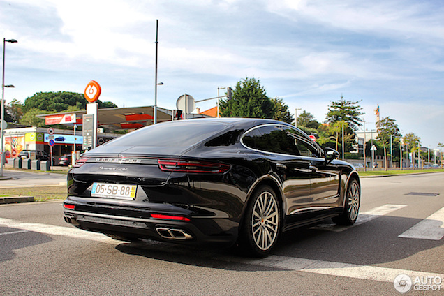 Gespot: Porsche Panamera Turbo in Porto