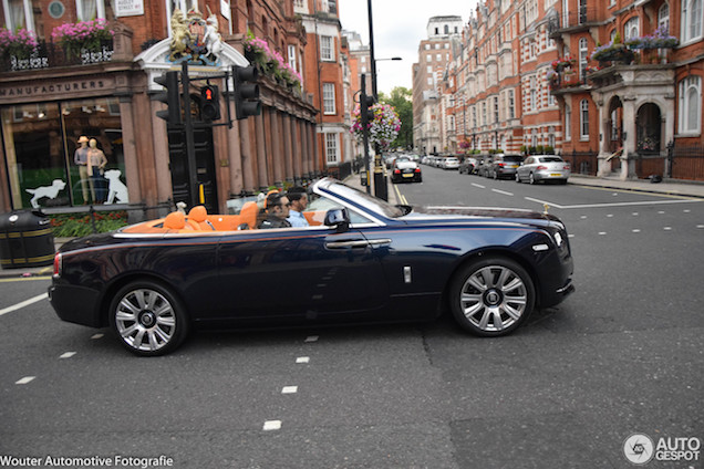 Gespot: Rolls-Royce Dawn met gouden Spirit of Ecstasy