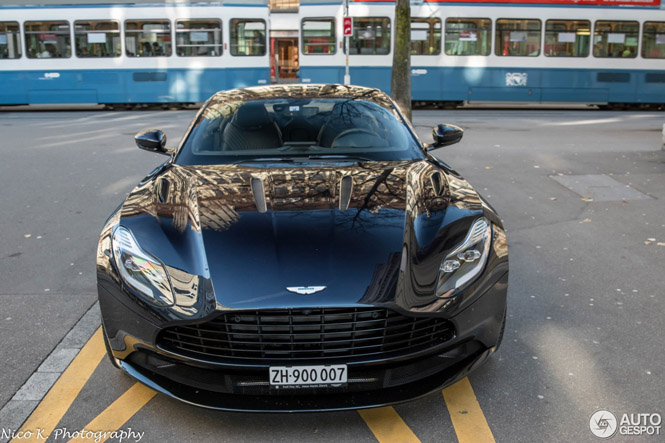 Aston Martin DB11 is de chique auto die bij Zürich hoort