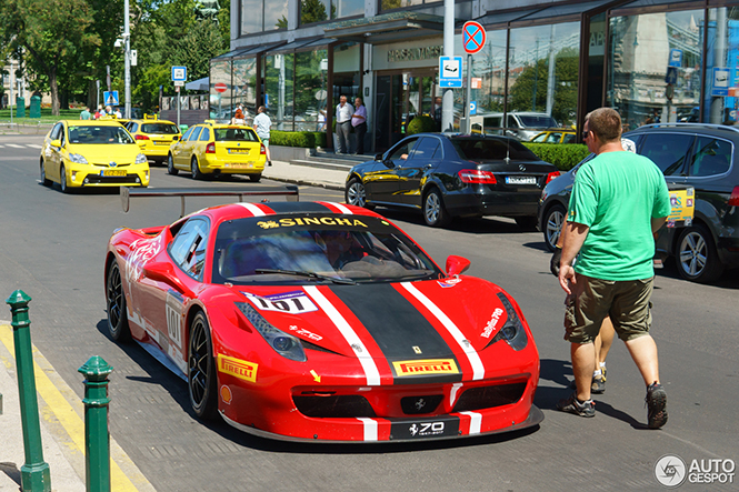Ferrari 458 Challenge EVO rijdt rustig over straat