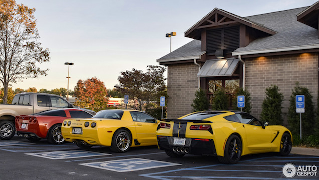 Drie generaties Corvette, gebroederlijk naast elkaar