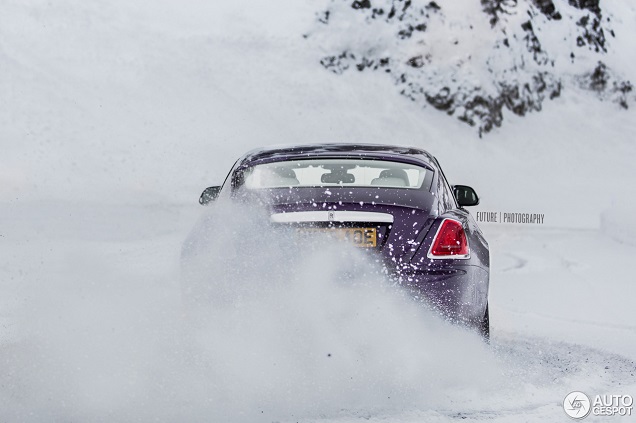 Rolls-Royce Wraith draait door in de eerste sneeuw