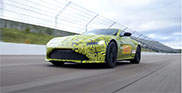 Max Verstappen kruipt achter het stuur van nieuwe Aston Martin Vantage