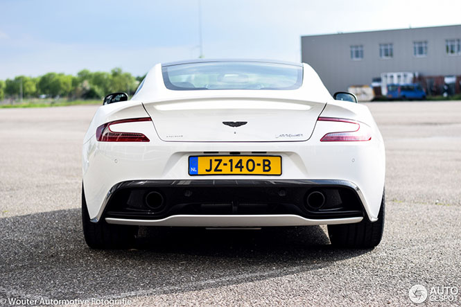Spot van de dag: maagdelijk witte Aston Martin Vanquish