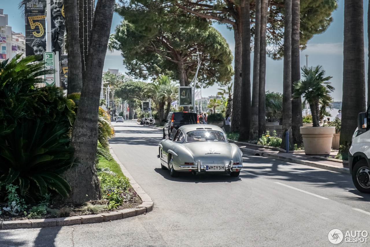 Zonnig Cannes laat nieuwe Mercedes-Benz 300 SL Gullwing zien