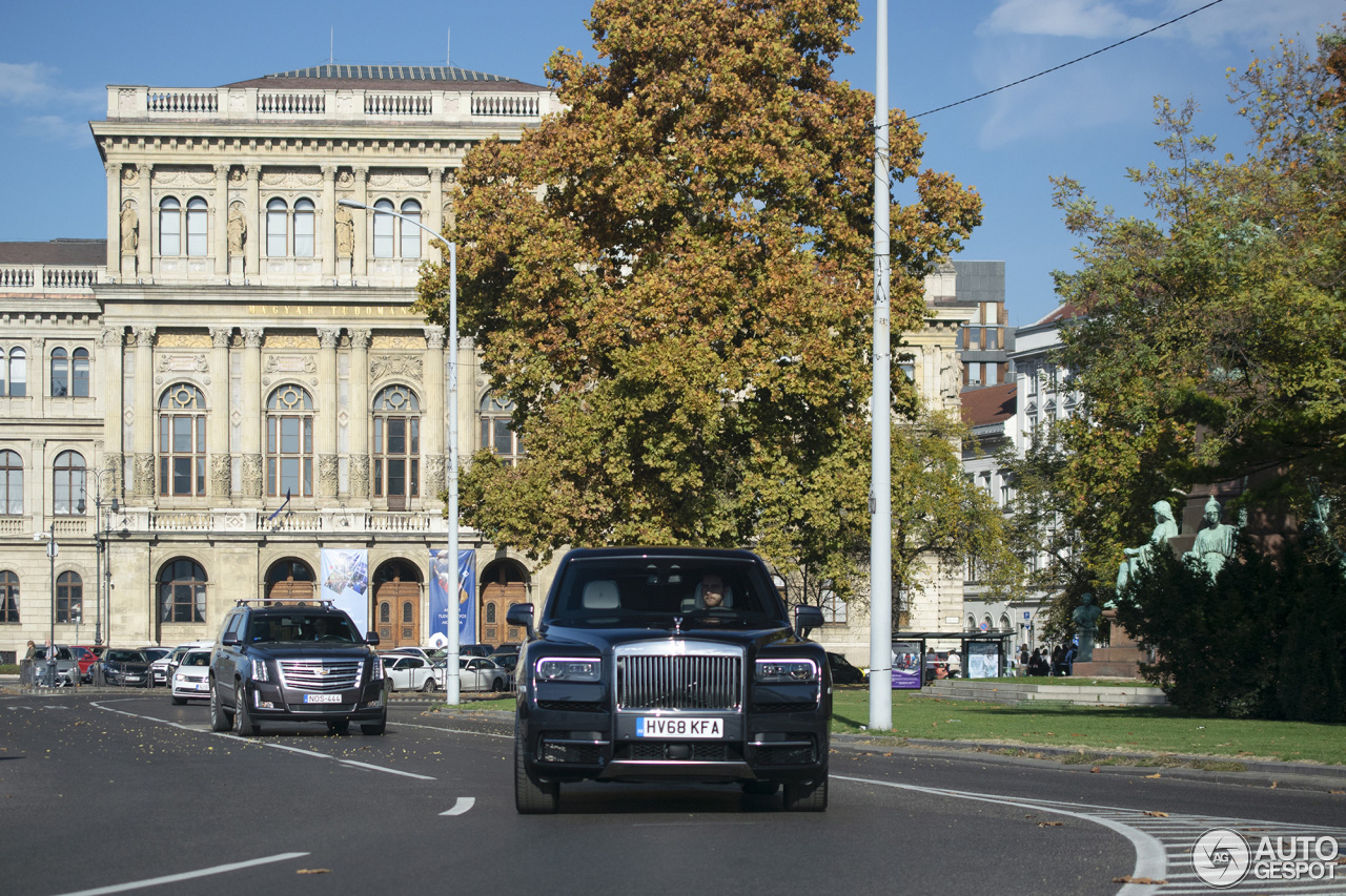 Rolls-Royce Cullinan duo paradeert door Budapest