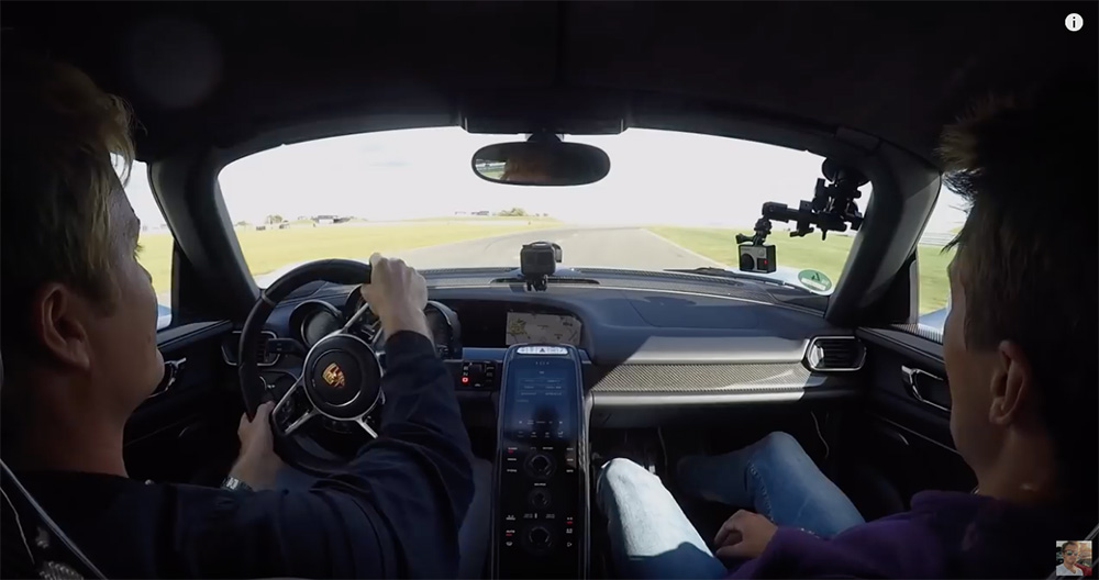 Filmpje: Nico Rosberg pakt een Porsche 918 Spyder in het nekvel