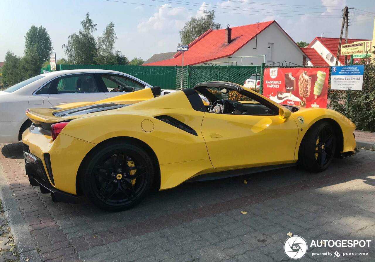 Geel/zwarte Ferrari 488 Pista Spider is het helemaal