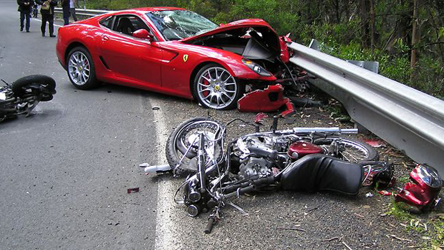 Roekeloze Ferrari-eigenaar komt van ongeluk af met alleen een lullige betaling