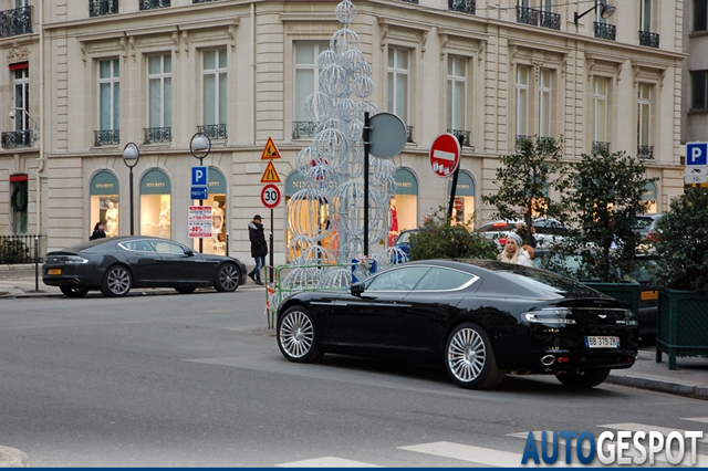 Gespot: tweemaal Aston Martin Rapide in Parijs