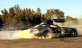 Filmpje: Mercedes-Benz SLS AMG doet donuts