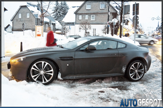 Gespot: Aston Martin V12 Vantage in Winterberg