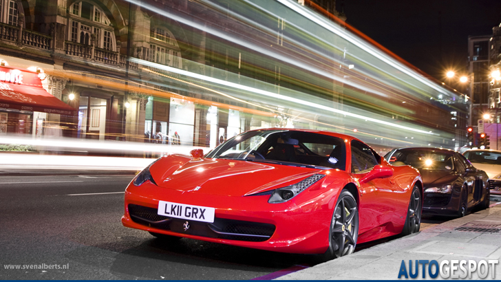 Gespot: Ferrari 458 Italia in nachtelijk Londen