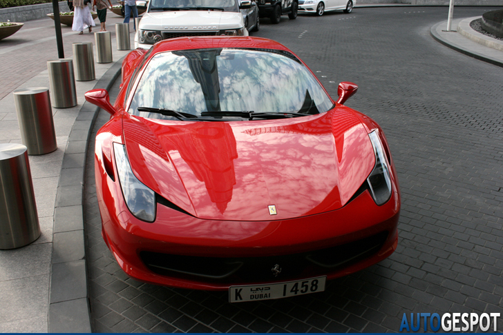 Gespot op hoogte: een Ferrari 458 Italia vanaf de Burj Khalifa! 