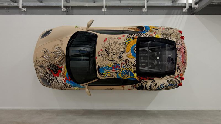 Ferrari F430 met een opvallende wrap te zien in gallerij Laurent Strouk 