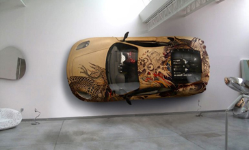 Ferrari F430 met een opvallende wrap te zien in gallerij Laurent Strouk 