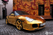 Solo en Rusia: El Porsche dorado de Denis Simachev
