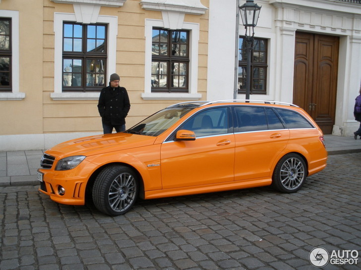 Oranje Mercedes-Benz C 63 AMG Estate gespot
