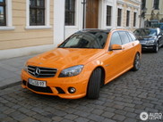 Une Mercedes-Benz C 63 AMG Estate orange
