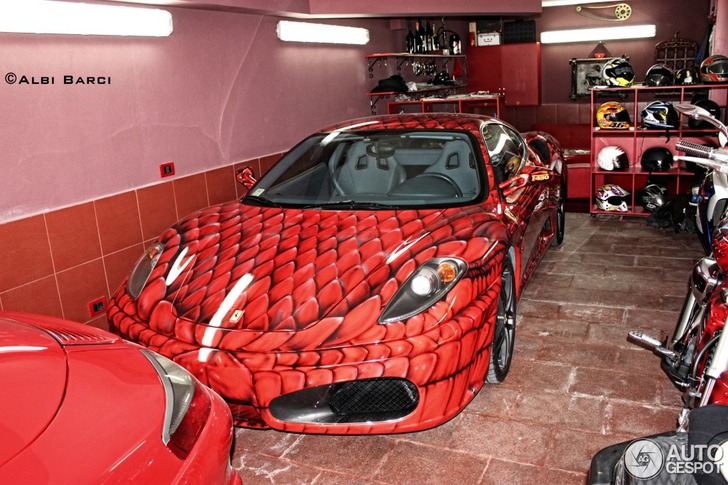 Cette Ferrari F430 est 'serpent-astique'
