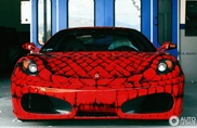 Un Ferrari F430 con escamas