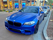 Niesamowite: BMW M5 w niebieskim macie 