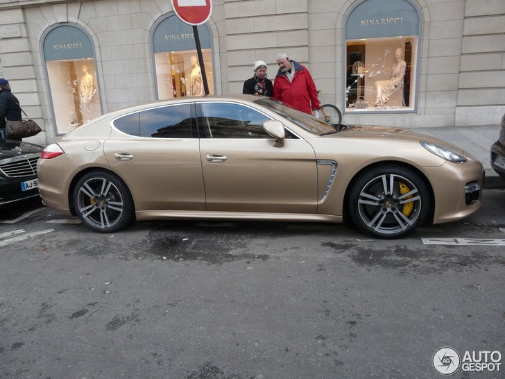 Porsche Panamera Turbo S in knap kleurtje gespot