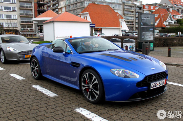 Gespot: knalblauwe Aston Martin V12 Vantage Roadster