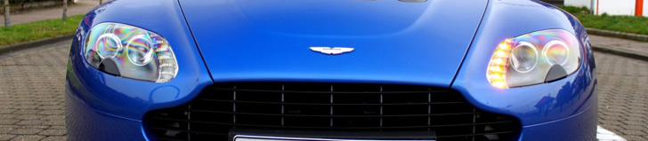 Fotografata Aston Martin V12 Vantage Roadster blu