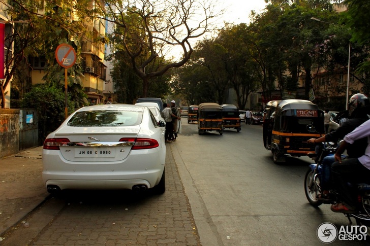 Engelse zeldzaamheid in India gespot: Jaguar XFR