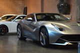 Vind jij deze Ferrari F12berlinetta nog onder de boom?