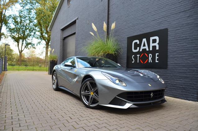 Vind jij deze Ferrari F12berlinetta nog onder de boom?