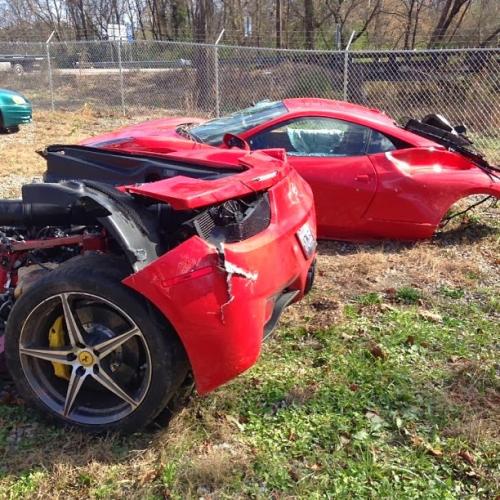 Ferrari 458 Italia splijt in tweeën bij snoeiharde crash