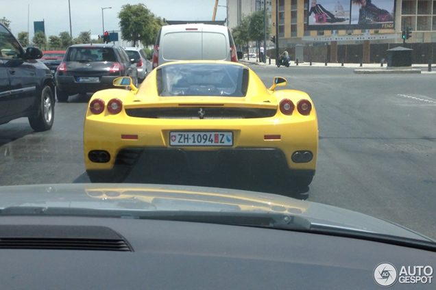 Deze Ferrari Enzo is ver van huis!