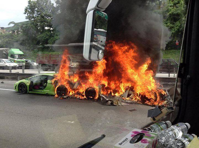 Drie Lamborghini's branden uit in Singapore